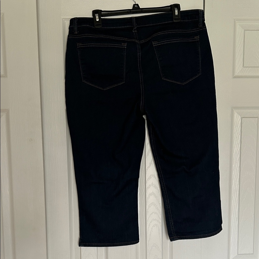 Lee Riders Mid-Rise Capri Jeans - Picture 3 of 8